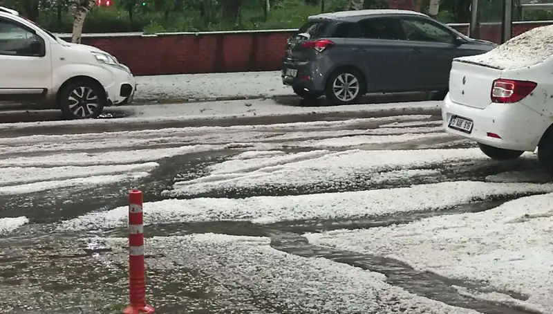 Ardahan'da Dolu Yağışı Şehirde Tüm Manzarayı Beyaza Bürüdü