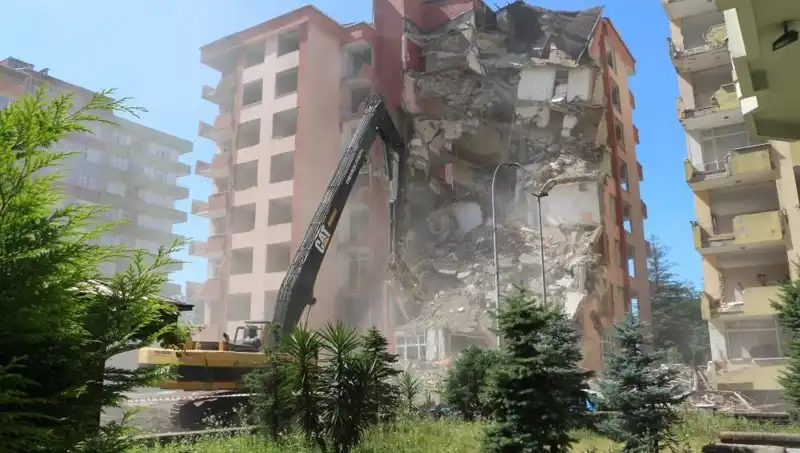 Dalgalarla Gelen Felaket: İki Bina Yıkıma Gidiyor