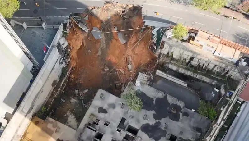 Sarıyer'de Sıra Dışı Olay: Cadde Çöktü, Trafik Kitlendi