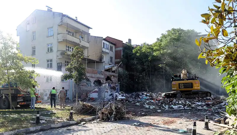 Sındırgı'da Artçı Sarsıntılar Devam Ediyor: Depremzedeler Alarmda!