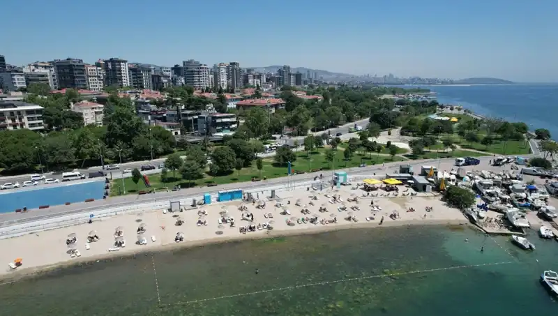 İstanbul'da Sıcak Hava Etkisini Gösterdi: Caddebostan Plajı Dolduruldu!