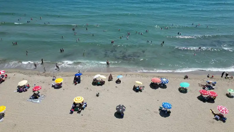 Tekirdağ'da Sıcak Havalara Rağmen Plajlar Dolup Taştı