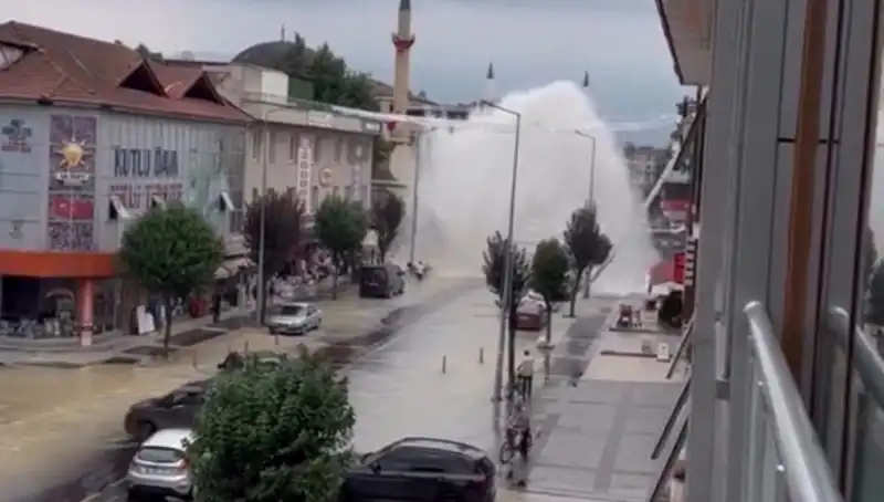 İçme Suyu Hattı Patladı: Şehirde Su Fışkırdı, Sokaklar Gözyaşı Gibi Oldu!