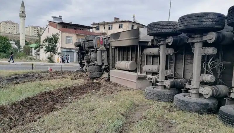 Erzurum'da Freni Boşalan TIR Korkunç Bir Kazaya Neden Oldu