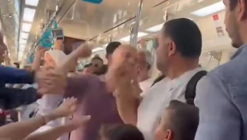 İstanbul Marmaray’da Yumruklu Kavga: Güvenlik Kameraları Olayı Belgeledi