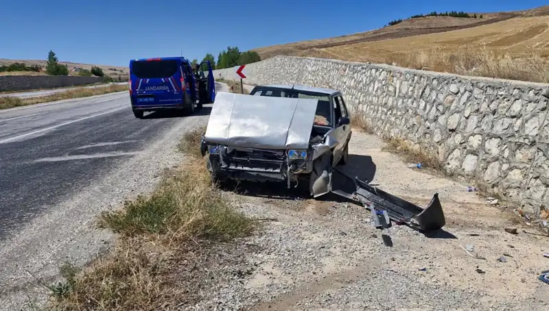 Kontrolden Çıkan Otomobil Duvara Çarptı: Şok Olayda 2 Yaralı