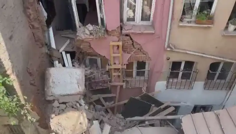 İstanbul'da Üç Katlı Binanın Balkonu Çöktü: Olayın Sebepleri ve Sonrası