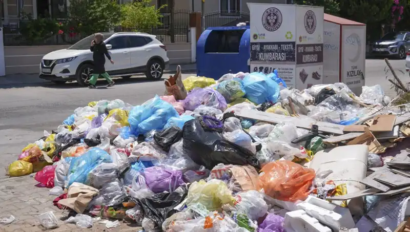 İzmir'de Çöp Yığınları Büyüyor: Çözüm İçin Geç Kalınacak Mı?