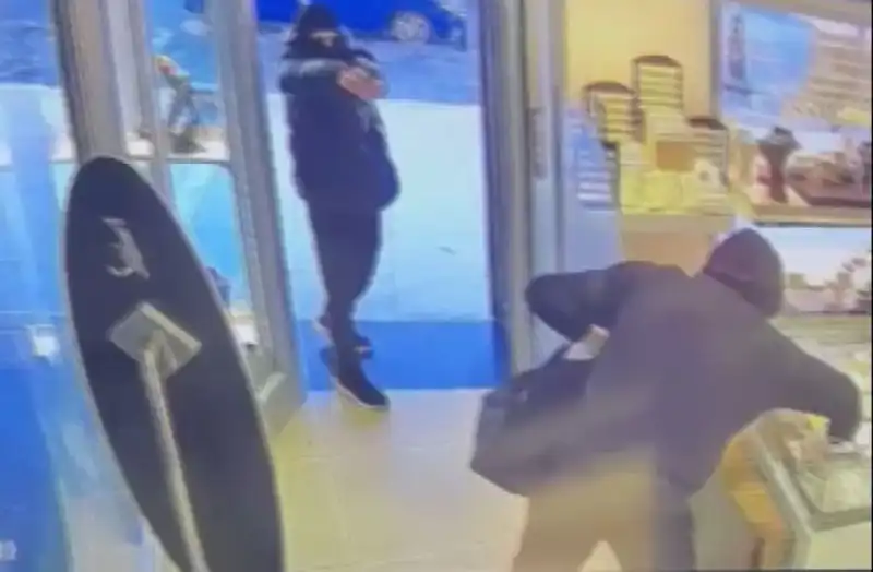 Ümraniye'de Soygun Girişimi: 5 Maskeli Silahlı Şahısların Yıldırım Hızıyla Soygunu
