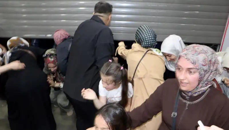 Türkiye'nin En Büyük AVM'sindeki Yüzde 50 İndirim Heyecanı: Alışveriş Çılgınlığı Başladı!