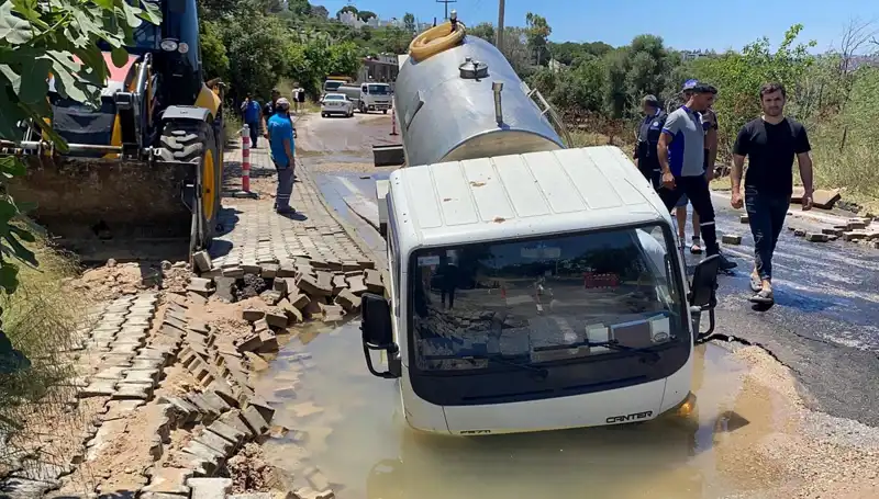 Bodrum'da Su Hattı Patladı, Tanker Yok Olma Tehlikesiyle Karşı Karşıya Kaldı