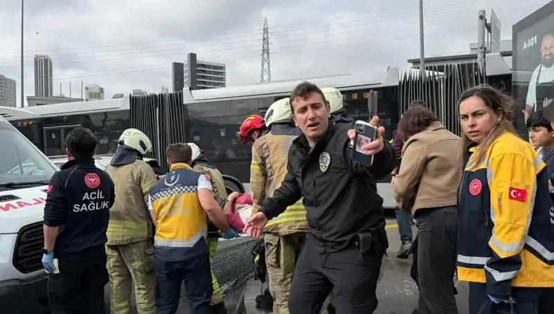 Metrobüs Kazası İstanbul'da Trafiği Felç Etti: Ölü ve Yaralılar Var