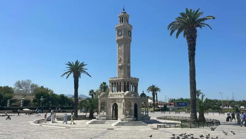 İzmir’de Rekor Sıcaklık: Meydanlar Boş, Vatandaş Lütfen Dikkat!