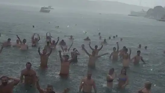 İstanbul'da Yağmura Rağmen Bebek Plajı'nda Denize Giren Kalabalık Dikkat Çekti