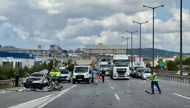 Otoyolda Şok Trafik Kazası: Üç Kişi Aracında Sıkıştı