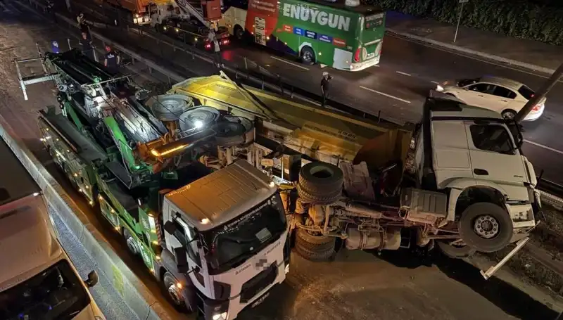 Moloz Yüklü Hafriyat Kamyonu Devrildi: Olayın Sebepleri ve Sonuçları Neler?