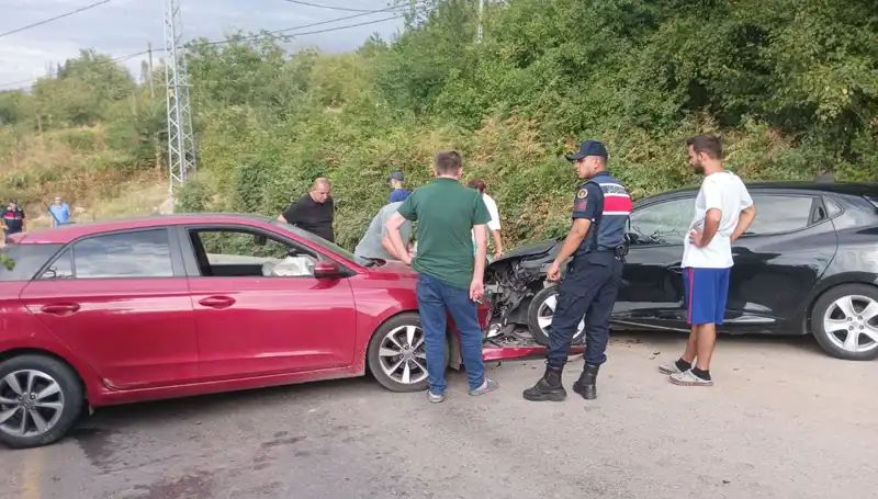 Karamürsel’de Otomobil Kazası: 4 Yaralı, Olayın Detayları Şok Edici