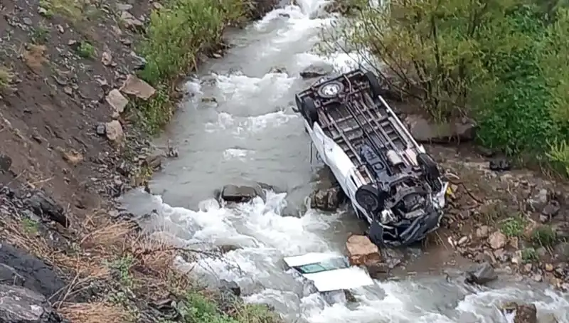 Hakkari'de Minibüs Devrildi: Can Pazarında İki Ölü, Üç Yaralı
