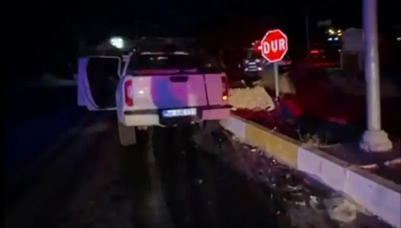 İzmir'de Feci Kaza: Kamyonet ile Hafif Ticari Araç Çarpıştı, 7 Yaralı!