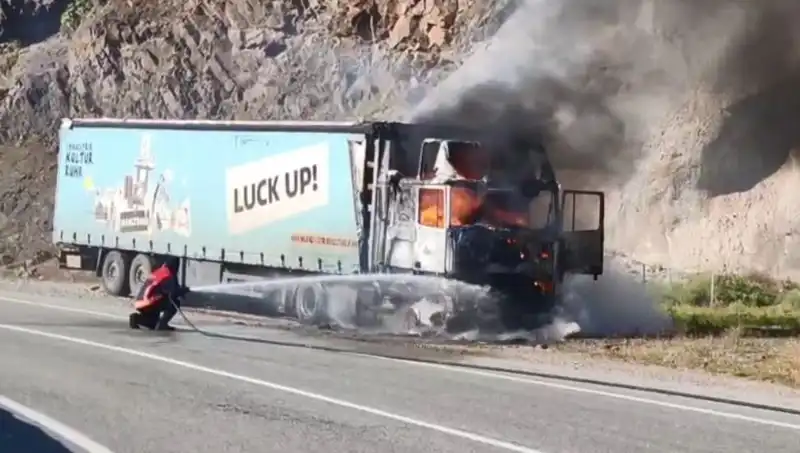 Seyir Halindeki TIR Yangını: Trafikte Panik Anları ve Nedenleri