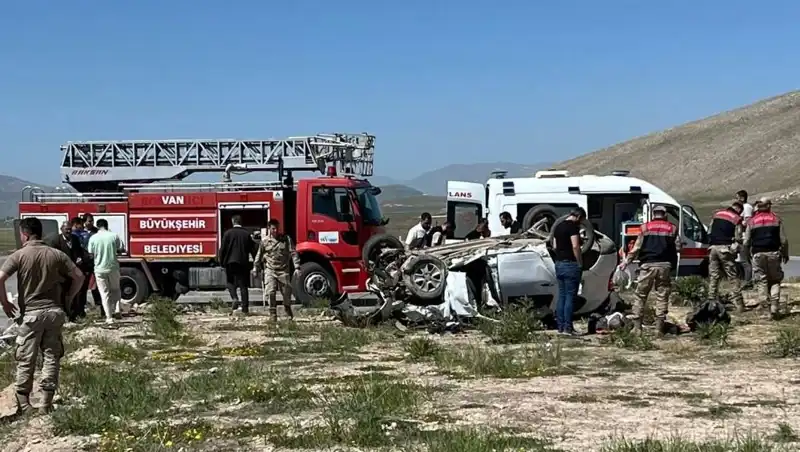 Van'da Feci Kaza: Dört Can Gitti, İki Kişi Yaralandı!