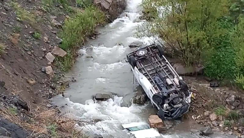 Hakkari'deki Minibüs Kazasında İki Can Kaybı, Üç Yaralı