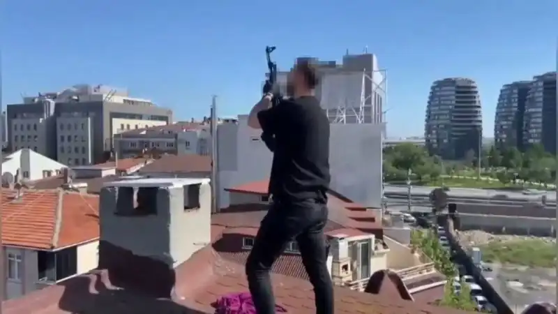 İstanbul'da Şok Operasyon: Çatıdan Bacadan AK-47 Çıktı!