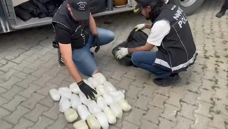 Yolcunun Valizinde 13 Kilo Metamfetamin Yakalandı: Uyuşturucu Kaçakçılığı Operasyonu