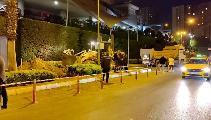 AVM Girişinde Doğalgaz Paniği: Alışverişseverler Kendini Sokaklara Attı