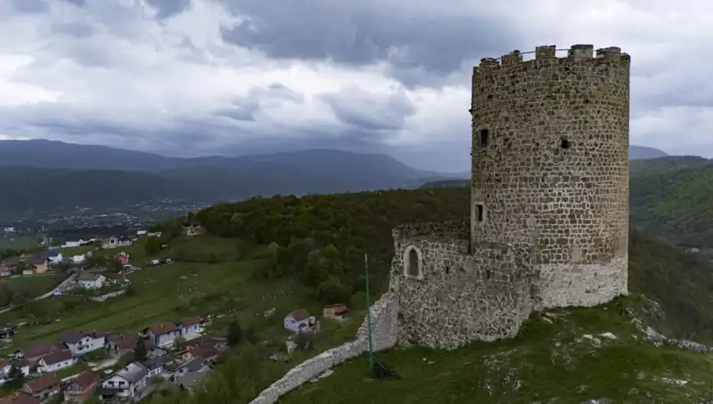 Bosna Hersek'teki Sokolac Kalesi: Tarihin İzleriyle Dolu Bir Yolculuk