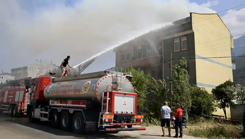 Çatı Katında Çıkan Yangın, Mahallede Panik Yaratı