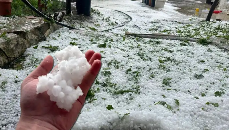 Haziran Ayında Yağan Dolu, Futbol Sahalarını Beyaza Bürüdü!