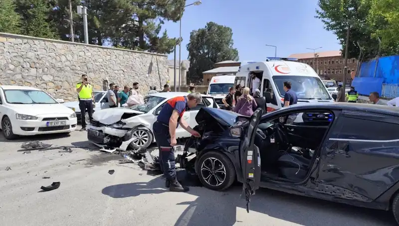 Bitlis'te Feci Kaza: Otomobiller Çarpıştı, 10 Kişi Yaralı