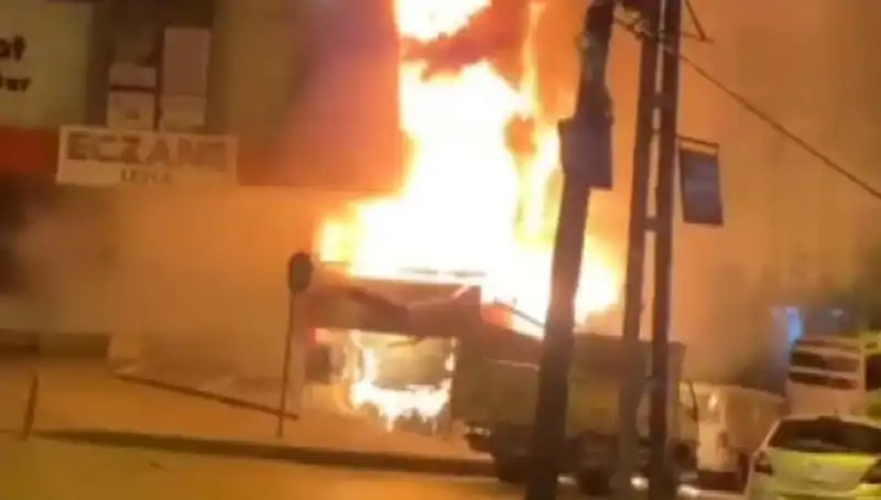 Başakşehir'deki İş Merkezinde Korkutan Yangın: Ayrıntılar ve Son Durum