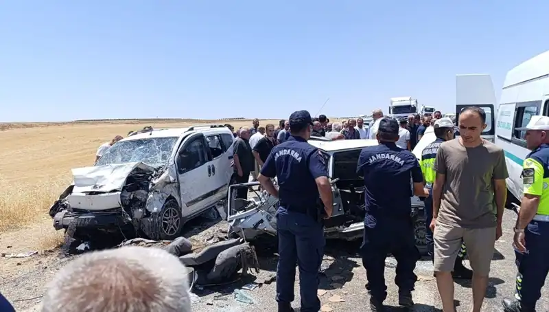 : Korkunç Kaza: Otomobil ve Hafif Ticari Araç Çarpıştı, 4 Can Gitti