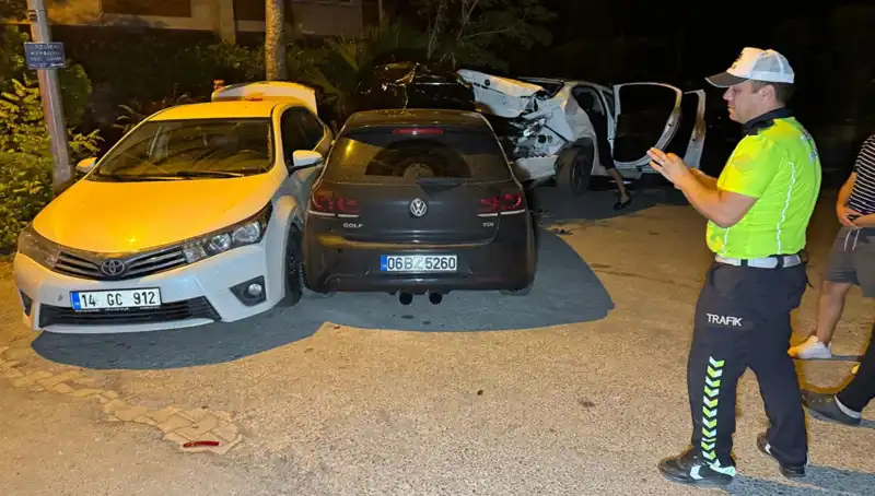 Alkollü Sürücü İstanbul Sokaklarında Kaos Yarattı: Üç Araç Birden Hasar Gördü