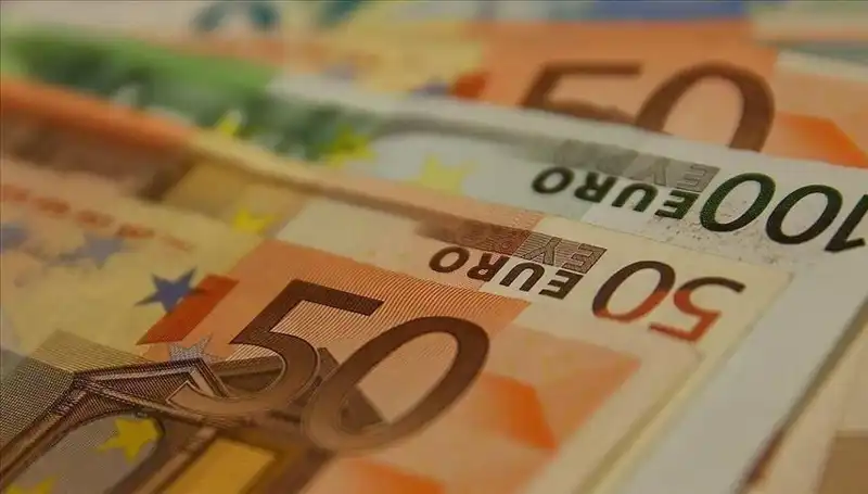 Euro'nun Tarihi Zirvesi: Düşüşe Geçişin Nedenleri ve Sonuçları